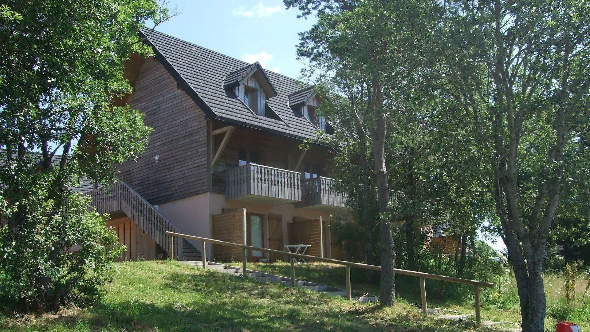 Résidence Le Bois de la Reine Super-Besse Appart hôtel